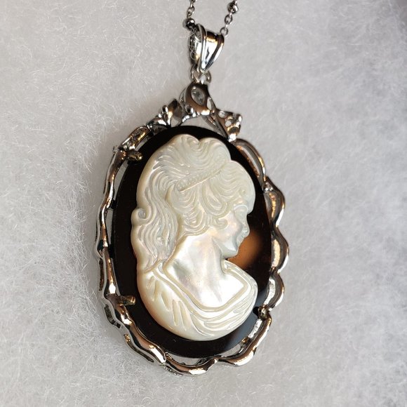 2/40$ NWOT Mother of pearl girl oval cameo
